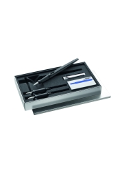 Slip din kreativitet og dit personlige præg løs med Joy fyldepenne AL-sættet. Sættet leveres i en elegant metalgaveæske og består af en LAMY joy AL fyldepen, tre udskiftelige spidser og fem blækpatroner, alt sammen designet til en uovertruffen skriveoplevelse. Den bløde sorte lakfinish og det ergonomiske greb sikrer en perfekt balance mellem stil og komfort.