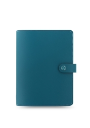 Izkusite vrhunsko organizacijo z The Original portfoliom A5 z zvezkom Aqua, strokovno izdelanim iz robustne kravje kože za dolgotrajno vzdržljivost. Ta portfolio, ki ga spremlja prilagodljiv zvezek Filofax A5, ponuja minimalistično obliko in priročne možnosti shranjevanja, vključno z žepi za kartice, zankami za pisala in elastičnim trakom. Povečajte svojo produktivnost s tem elegantnim in funkcionalnim kosom, ki popolnoma uravnoteži slog in praktičnost.