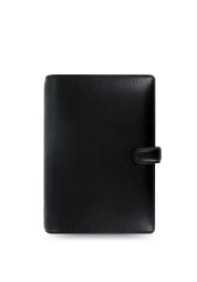 Izboljšajte svoje načrtovanje z organizatorjem Finsbury Personal Black, elegantnim organizatorjem z zunanjostjo iz teksturiranega usnja z vzorcem razpršenih črt in barvno usklajeno podlogo. Ta eleganten dodatek s priročno postavitvijo dveh strani na teden in številnimi režami za kartice je popoln za shranjevanje življenjskih podrobnosti na dosegu roke. Zaradi prepoznavne oblike in ročno izdelane barve je več kot le planer – je izjava stila in organiziranosti.