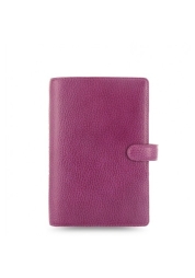 Experimente la mezcla perfecta de estilo y funcionalidad con el organizador Finsbury Personal Rosa. Fabricado en piel con estampado de rambler texturizado, este organizador cuenta con una serie de prácticas funciones, como seis ranuras para tarjetas, una cremallera pocket, y una variedad de papeles para notas. Sus distintivos colores de moda y su tamaño compacto lo convierten en un accesorio esencial para el individuo organizado.