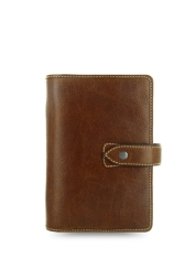 Experience the epitome of relaxed style with the Malden Organizer personal brown, crafted from vintage-look buffalo leather. Compact in design, yet packed with features like a six-ring mechanism, credit card pockets, a notepad pocket, and more. This versatile organizer is the perfect blend of function and style, making it a must-have accessory for those who value organization and aesthetics.