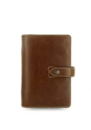  The epitome of relaxed style - that's Malden. A laid personal organiser with rustic stitching and a soft, casual construction. Vintage-look buffalo leather. Width 140 mm, height 192 mm.Ring mechanism size: Six rings of 23 mm. Left: four credit card pockets and one zipped pocket.  Right: notepad pocket, pen loop. Transparent flyleaf Week on two pages diary Ruler / page marker  To do Ruled notepaper Addresses A-Z index, two letters per tab Business card holder 