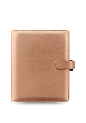 L'agenda Saffiano A5 Édition Spéciale Or Rose est un agenda élégant et raffiné, au fini métallisé et à la couverture en similicuir. Pratique, il offre cinq emplacements pour cartes et une pochette pour bloc-notes. Il comprend des feuilles blanches et de couleur, un répertoire, un calendrier hebdomadaire recto-verso, un agenda des tâches et des index. Mesurant 235 x 195 mm et doté d'une fermeture à pression, cet agenda est idéal pour une organisation impeccable et une présentation soignée.