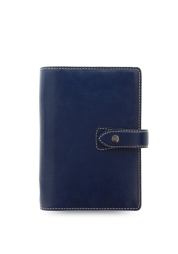 Experimentați îmbinarea dintre luxul informal și funcționalitate cu Malden Personal Organizer în Navy. Confecționat din piele de bivol delicată, cu cusături contrastante, acest accesoriu versatil are o gamă largă de opțiuni pentru hârtii de notițe și un calendar cu două pagini pe săptămână. Designul său captivant și caracterul practic îl fac esențial pentru cei care apreciază stilul și organizarea.
