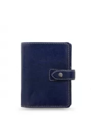 Informal luxury in all its beauty. The Malden pocket diary is the embodiment of a relaxed style. Its captivating design, wrapped in fine buffalo leather with contrasting stitching, is guaranteed to captivate everyone at first sight.