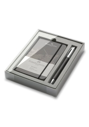 Scopra il connubio tra semplicità ed eleganza con la penna a sfera Ambition Precious Resin Gift Set in nero. Realizzata con un riempimento ad alta capacità e una clip in metallo flessibile, questa penna assicura un'esperienza di scrittura senza soluzione di continuità. Il raro corpo in resina spazzolata, gli accessori in metallo lucido cromato e il meccanismo a rotazione la rendono una scelta irresistibile per chi cerca una funzionalità professionale in un design elegante.
