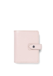 Immerse yourself in the world of informal luxury with the Malden Pocket Organizer in pink. This stylish and practical organizer, wrapped in premium full-grain leather, features a variety of cream and coloured pages, pockets, and a pen loop. It's not just an organizer, it's a statement piece that promises to captivate everyone at first sight.