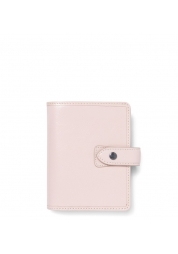 Fördjupa dig i en värld av informell lyx med Malden Pocket Organizer i rosa. Denna snygga och praktiska arrangör, klädd i premium fullnarvsläder, har en mängd olika krämfärgade och färgade sidor, fickor och en pennhållare. Det är inte bara en arrangör, det är ett iögonfallande föremål som lovar att fängsla alla vid första anblicken.