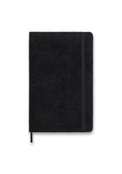 Découvrez le raffinement de notre carnet L en velours noir à couverture rigide, habillé d'un velours rare et luxueux signé Pontoglio1883. Sa couverture rigide cousue au dos, ses pages sans acide et ses accessoires uniques, tels qu'un bloc-notes en tissu, une table des matières historique et des étiquettes de la marque, en font bien plus qu'un simple carnet. Son élégant coffret en velours noir à fermeture magnétique en fait un cadeau idéal pour les amateurs de luxe et de qualité.