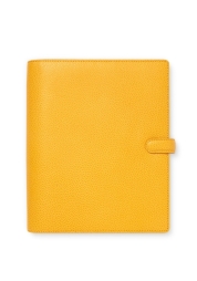 Der neue Finsbury A5-Organiser in Senfgelb ist aus einzigartigem, weichem Leder gefertigt und bietet eine elegante und praktische Lösung für Ihre Terminplanung. Er enthält einen Kalender, eine Aufgabenliste, ein Adressbuch und zahlreiche Fächer für Karten und Notizen. Dieser stilvolle Organiser ist ideal für alle, die Wert auf Funktionalität legen.