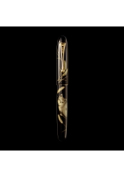 Descubra la sofisticación sin igual de la pluma estilográfica Yukari Royale Chinkin Cat, testimonio de la mundialmente conocida técnica japonesa de lacado Chinkin (incrustación de oro). Cada meticuloso tallado revela un delicado motivo tridimensional, hecho más expresivo con incrustaciones de hojas y polvo de oro. Esta extraordinaria pluma, elaborada sin margen para errores, le ofrece una poderosa mezcla de precisión y elegancia.