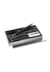 Exprimez votre créativité avec le coffret stylo-plume Joy noir. Présenté dans un élégant coffret cadeau en métal, ce coffret polyvalent comprend un stylo-plume noir au design épuré, trois plumes interchangeables et des recharges d'encre bleue. Son design ergonomique assure un confort d'écriture optimal, idéal pour créer des lettres personnalisées, des invitations et bien plus encore.