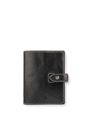Izkusite prefinjenost in funkcionalnost Pocket organizatorja Malden v črni barvi. Ta eleganten organizator se ponaša z zunanjostjo iz kakovostnega usnja, številnimi žepi in različnimi kremnimi, modrimi, zelenimi in roza podlogami za vse vaše potrebe po beleženju. Je več kot le dodatek, je vaš partner pri načrtovanju in oblikovanju.