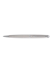 Koe Hémisphére Essential Stainless Steel CT -kuulakärkikynän elegantti siluetti, jota koristaa moderni harjattu ruostumaton teräs ja kirkkaat palladiumpäällysteiset yksityiskohdat. Sen ohuet, hienostuneet yhdensuuntaiset linjat ja ikoninen WATERMAN 'W' tekevät siitä rohkean muotoilun. Ensiluokkaiseen lahjapakkaukseen pakattu kynä on täydellinen yhdistelmä hienostuneisuutta ja tyyliä, tehden siitä vastustamattoman valinnan vaativalle ostajalle.