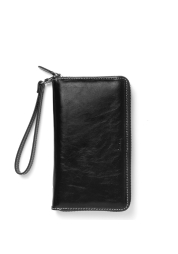 Malden Compact Zip Personal Diary in Schwarz ist ein echtes Statement lässigen Stils. Gefertigt aus luxuriösem Büffelleder mit Kontrastnähten, bietet es integrierten RFID-Schutz für Ihre Kreditkarten, eine abnehmbare Handschlaufe und einen herausnehmbaren Ringordner – dieser Kalender wird schnell zu einem unverzichtbaren Begleiter im Alltag. Die Kombination aus Vintage-Design, praktischem Portemonnaie und zahlreichen Fächern macht ihn zu einem echten Hingucker.
