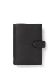 Norfolk Personal Diary Espresso is the perfect symbiosis of practicality and elegance, inspired by the beauty and atmosphere of the English county of Norfolk . With its soft full leather finish, 30 mm rings and multilingual Week diary on two sides, it will become your indispensable companion in planning. Additional pockets, a zippered pocket and an elastic pen loop ensure that all your documents are always at hand.