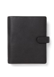 Norfolk A5 Espresso est un luxueux agenda en cuir dont l'élégance vous transportera au cœur des beautés du Norfolk. Ses poches pratiques, ses anneaux de 35 mm et son agenda multilingue avec vue hebdomadaire vous aideront à organiseur votre quotidien chargé. Cet agenda est le cadeau idéal pour les personnes actives et polyvalentes.