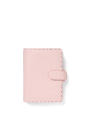 Saffiano mini blush organiser is sleek and compact, perfect for planning on the go with two card slots. Its vibrant colour scheme and leather look highlight the iconic design, while the 15mm rings provide plenty of space for all your notes and contacts. With a clear front page, weekly calendar and strap closure, this organiser is not only functional but also stylish.