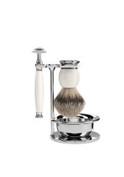 Tapasztald meg a borotválkozás luxusát Sophist Set 4 White Silvertip Badger borotvával. Ez a német gyártmányú, 4 darabos készlet a legkiválóbb borz sörtéket, fehér porcelánt és krómozott kiegészítőket ötvözi, amelyek az eleganciát és a kiváló minőségű kidolgozást testesítik meg. Kényeztesd magad egy elegáns borotválkozással, és hangsúlyozd ízlésedet ezzel az exkluzív borotválkozási készlettel.