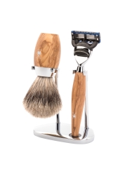 Experimente el lujo con el Kosmo Set 3 Olive Fine Badger Fusion, fabricado a mano con madera de olivo pura y latón cromado para mayor durabilidad y elegancia. Este set de afeitado de alta calidad incluye un soporte, una brocha de afeitar Fine Badger y una afeitadora compatible con Gillette® Fusion™ para disfrutar de la mejor experiencia de afeitado. Elija Kosmo Olive para un afeitado excepcional y suave todos los días.