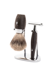 Experimentați întruchiparea luxului și a măiestriei cu setul de bărbierit Kosmo Set 3 Oak Fine Badger. Fabricat manual din stejar de mlaștină rar și crom electroplacat, acest set exclusiv asigură o experiență de bărbierit superioară. Ridicați-vă rutina de îngrijire cu acest set german elegant, de înaltă calitate, conceput pentru gentlemanul exigent.