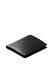 Descoperiți combinația perfectă de eleganță și eficiență cu portofelul Note Sleeve RFID în negru șic. Realizat din piele bovină tăbăcită de calitate superioară, acest portofel cu profil subțire nu numai că găzduiește cardurile și banii, dar le și protejează cu folie RFID. Experimentați funcționalitatea fără cusur și securitatea sporită într-un design compact care vă completează stilul de viață.