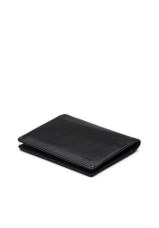 Zažite dokonalé spojenie štýlu a pohodlia s peňaženkou Slim Sleeve Wallet v čiernej farbe. Táto kompaktná peňaženka, vyrobená z prvotriednej kože, majstrovsky organizuje až 12 kariet a prehľadne ukladá zložené bankovky. Je ideálnym spoločníkom pre minimalistov, ktorí vyžadujú funkčnosť aj kompaktné rozmery.