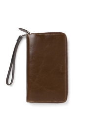 Malden Compact Zip osobní diář v hnědé barvě je skutečným synonymem luxusu a stylu. Díky svému vintage designu, luxusní bizonní kůži a vestavěné RFID ochraně zaručuje bezpečí vašich platebních karet. S jeho množstvím praktických kapes, vyjímatelnou kroužkovou vazbou a odnímatelným řemínkem na ruku je ideálním společníkem pro každodenní použití.