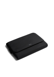 Maximera din organisation med det svarta 14-tums laptopfodralet Caddy Case. Med gott om plats för din bärbara dator, telefon, hörlurar och mer erbjuder detta lätta fodral det ultimata inom skydd och bekvämlighet. Tillverkat av vattentätt ripstop-tyg är det både snyggt och hållbart, vilket säkerställer att dina viktiga saker är säkra vart du än går.