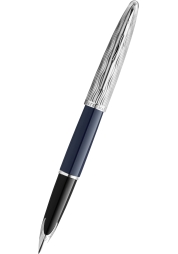 Doživite vrhunsko izdelavo nalivnega peresa Caréne Deluxe DLX CT, izdelanega v Franciji, v očarljivi barvi Deluxe Blue. Z modrim lakiranim medeninastim ohišjem, vgraviranim z reliefno gravuro valov, in konico iz 18-karatnega zlata, okrašeno z rodijevo prevleko, to pero pooseblja eleganco. Njegova tekoča oblika in magnetni čar, skupaj z možnostjo uporabe črnila v steklenički, ga naredijo neustavljiv dodatek k vsaki zbirki.