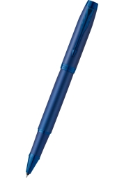 Ervaar elegantie met de IM Monochrome Roller Blue, een modieus, professioneel en betrouwbaar accessoire dat ideaal is voor de moderne generatie. Deze stijlvolle pen heeft een uniek monochroom ontwerp met een duurzame matblauwe lak, aangebracht met behulp van PVD-technologie. De pen wordt geleverd met een klikdop, standaard Quink-patroon en een elegante geschenkverpakking, waardoor het de perfecte mix van verfijning en functionaliteit is.