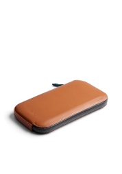Ervaar de veerkracht van de All-Conditions Phone Pocket Plus Bronze, een eersteklas smartphonehoesje van Bellroy, ontworpen om elk avontuur aan te kunnen. De voorgevormde leren kern, de waterdichte Aquaguard-rits en de ruime opbergruimte voor pasjes, geld en sleutels maken het tot een favoriet onder fietsers en buitensporters. Vertrouw op de afmetingen voor de meeste grotere smartphones en geniet van de gemoedsrust die u krijgt als u bij een B Corp-gecertificeerd bedrijf koopt.