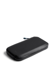 Rămâneți pregătiți pentru orice aventură cu All-Conditions Phone Pocket Plus Ink. Această husă rezistentă de la Bellroy, un renumit brand australian, vă poate asigura smartphone-urile mai mari alături de câteva carduri, bancnote împăturite și chei. Designul său rezistent la apă și miezul preformat din piele reflectă durabilitatea maximă, oferindu-vă o soluție versatilă pentru explorările dvs. în aer liber.