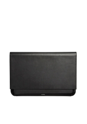 Experimente la mezcla perfecta de estilo y funcionalidad con la funda híbrida para portátil de 14″ negra. Este innovador producto no solo protege su portátil, sino que también sirve como alfombrilla de escritorio con una alfombrilla de ratón integrada. Su diseño estilizado, cierre magnético y accesibilidad de carga la convierten en un accesorio esencial para su portátil Macbook o Surface.