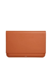 Dobd fel munkaterületedet a 14"-os terrakotta hibrid laptoptok segítségével. Ez a karcsú vegán bőrtok asztali alátétként is funkcionál, beépített egérpaddal és kényelmes töltési lehetőséggel rendelkezik. Tökéletes Macbookokhoz és Surface-ekhez, karcsú kialakításának és lenyűgöző mágneses záródásának köszönhetően kötelező darab irodádban vagy otthonodban.
