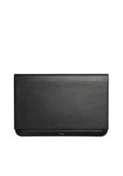 Vychutnejte si dokonalou kombinaci stylu a funkčnosti s pouzdrem Hybrid Laptop Sleeve 16“ black. Tento všestranný výrobek slouží jako podložka na stůl se zabudovanou podložkou pod myš a umožňuje nabíjení notebooku i v zavřeném stavu. Jeho elegantní design, vyrobený z kvalitní veganské kůže a recyklovaných tkanin, se bez námahy vejde do batohu a dodá vašemu pracovnímu prostoru nádech sofistikovanosti.