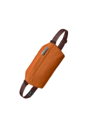 Sling Mini Bronze è una borsa a tracolla versatile e impermeabile che si adatta alle sue esigenze di stoccaggio. Perfetta per le persone attive, offre una tracolla regolabile in nylon, uno schienale imbottito e una spaziosa borsa principale pocket con un portaocchiali. Prodotta da un'azienda socialmente responsabile, questa borsa compatta è la compagna ideale per il comfort e la comodità di tutto il giorno.