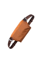 Objevte dokonalého společníka na cesty v podobě sportovní a kompaktní tašky přes rameno Venture Sling 6L bronze od společnosti Bellroy. Tento výrobek, ideální pro celodenní dobrodružství, se může pochlubit prostornou hlavní kapsou, voděodolnými zipy a pohodlným oboustranným uzávěrem, to vše uzavřené ve 100% recyklované voděodolné tkanině. Zažijte bezchybnou organizaci a snadný přístup k vašim nezbytnostem, což vám zajistí komfort a pohodlí při každodenních podnicích.