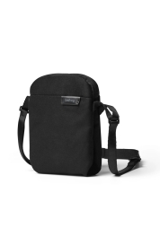 Odkryj wygodę kompaktowej torby na ramię City Pouch Melbourne Black, zaprojektowanej tak, aby z łatwością pomieścić wszystkie niezbędne rzeczy na co dzień. Dzięki zaskakującej pojemności, praktycznemu rozmieszczeniu wnętrza i wysokiej jakości tkaninie z recyklingu, to coś więcej niż zwykła torba – to Twoja uproszczona codzienność. Ciesz się spokojem ducha dzięki trzyletniej gwarancji i zrób krok w stronę zrównoważonej mody.