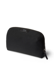 Tartsa rendezetlenül íróasztalát a Desk Caddy Black segítségével. Ez a kompakt, mégis tágas, vízálló, újrahasznosított anyagból készült táska három testreszabható rekeszt és egy titkos zsebet kínál a legkedvesebb tárgyaid számára. Sima cipzárja és széles nyílása könnyű hozzáférést biztosít, így ideális választás a kisebb elektronikai eszközök és alapvető dolgok tárolására és rendszerezésére.