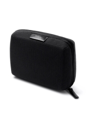 Organiseer moeiteloos uw kleine elektronische accessoires met de Tech Kit Compact Black, een duurzame oplossing voor in de war geraakte kabels en zoekgeraakte voorwerpen. Ontworpen met een praktische interne indeling en magnetische klik-in pocket, is deze compacte etui ideaal voor elk klein accessoire. Hij is gemaakt van gerecyclede stof door een B Corp-gecertificeerd verantwoordelijk bedrijf en is uw antwoord op efficiënte organisatie en verantwoorde consumptie.
