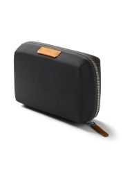 Tech Kit Compact Slate is the perfect solution for organizing your small electronics. This compact, eco-friendly case features a zippered closure, magnetic snap pocket, and elastic pockets that are perfect for power banks, cables, headphones, and more. Say goodbye to messy knots and time-consuming searching; embrace order with this 17cm x 13cm x 5.5cm recycled fabric case, responsibly made by a B Corp certified company.
