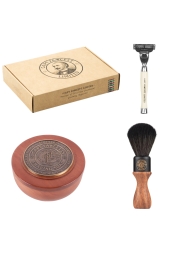 Unna dig en lyxig rakupplevelse med Scapicchio presentset, som innehåller tvål, en borste och en Mach 3-hyvel. Detta set är tillverkat av den prestigefyllda Scapicchio-familjen och kapten Fawcett och kombinerar århundraden av barberartradition med modern teknik. Tvålens lockande doft av fikon, oliver och rom, tillsammans med den högkvalitativa rakhyveln och borsten, lovar en len och bekväm rakning varje gång.