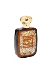 Scopra il suo profumo d'autore con Booze & Baccy Eau de Parfum di Ricki Hall. Si immerga nell'inebriante miscela di rum speziato, arancia matura, foglia di tabacco e miele, realizzata nel cuore dell'Inghilterra. Questo flacone da 50 ml di eleganza maschile promette di elevare il suo stile e il suo fascino.