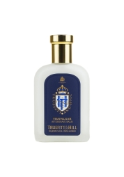 Scopra il Balsamo Dopobarba Trafalgar, ricco e rinvigorente, sapientemente realizzato da Truefitt & Hill in Inghilterra. Infuso con muschio, cedro, sandalo, vetiver e gelsomino, questo balsamo da 100 ml ringiovanisce la pelle con una miscela rinfrescante di lanolina nutriente e aloe vera curativa. Si conceda questo lussuoso rituale post-rasatura per un'esperienza di grooming lenitiva e sofisticata.