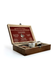 Offrez-vous un rasage d'exception avec notre coffret cadeau Osma , présenté dans un élégant coffret en bois. Fabriqué en France et en Italie, ce coffret comprend une pierre à raser 100 % naturelle, un savon à raser hydratant HemoStop et un blaireau en pure soies de blaireau. Appréciez la douceur du beurre de karité et la glisse impeccable du rasoir pour un rasage qui deviendra un plaisir quotidien.
