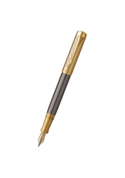 Ponořte se do světa elegantní rafinovanosti s plnicím perem Duofold Pioneers Collection Arrow GT CNC Grey. Toto ikonické pero, vyrobené z 21 ručně sestavených dílů, se může pochlubit tělem z nerezavějící oceli s lesklým šedým lakem, 18karátovým zlatým hrotem a doplňky pokrytými 23karátovým zlatem, které ztělesňují průkopnického ducha George Parkera. Toto plnicí pero, doplněné luxusní dárkovou krabičkou, koženým pouzdrem a certifikátem pravosti, je poctou těm, kteří posouvají svět vpřed.