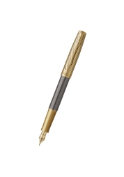 Discover the timeless elegance of the Arrow GT fountain pen from Sonnet Pioneers collection in glossy grey. Featuring the iconic arrow pattern and an 18-karat gold nib, this Parker masterpiece embodies the brand's tradition of impeccable craftsmanship. Presented in a luxurious gift box, this pen is a tribute to the pioneering spirit and is ideal for those who appreciate style, precision and luxury.