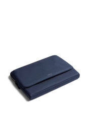 Erleben Sie die perfekte Mischung aus Einfachheit und Funktionalität mit dem 14-Zoll Bellroy Laptop Caddy. Diese wasserabweisende Tasche aus 100% recyceltem Material bietet reichlich Platz mit mehreren Fächern für all Ihre wichtigen Dinge. Mit einer Schaumstoffpolsterung für maximalen Schutz und einer verlängerten dreijährigen Garantie ist diese Laptoptasche der ultimative Begleiter für Ihre technischen Bedürfnisse.