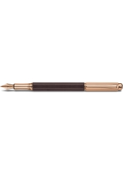 Prekračte hranice luxusu s Varius Rose Gold Plated Ebony Plniacim perom. Tento skvost kombinuje prepych ebenového dreva a jemnosť 18-karátového ružového zlata, čo vytvára dokonalý harmonický celok pre nenapodobiteľný zážitok z písania. Šesťhranné telo doplnené o eben a hrot pozlátený ružovým zlatom pridávajú k tomuto periamu jedinečný charakter a eleganciu.
